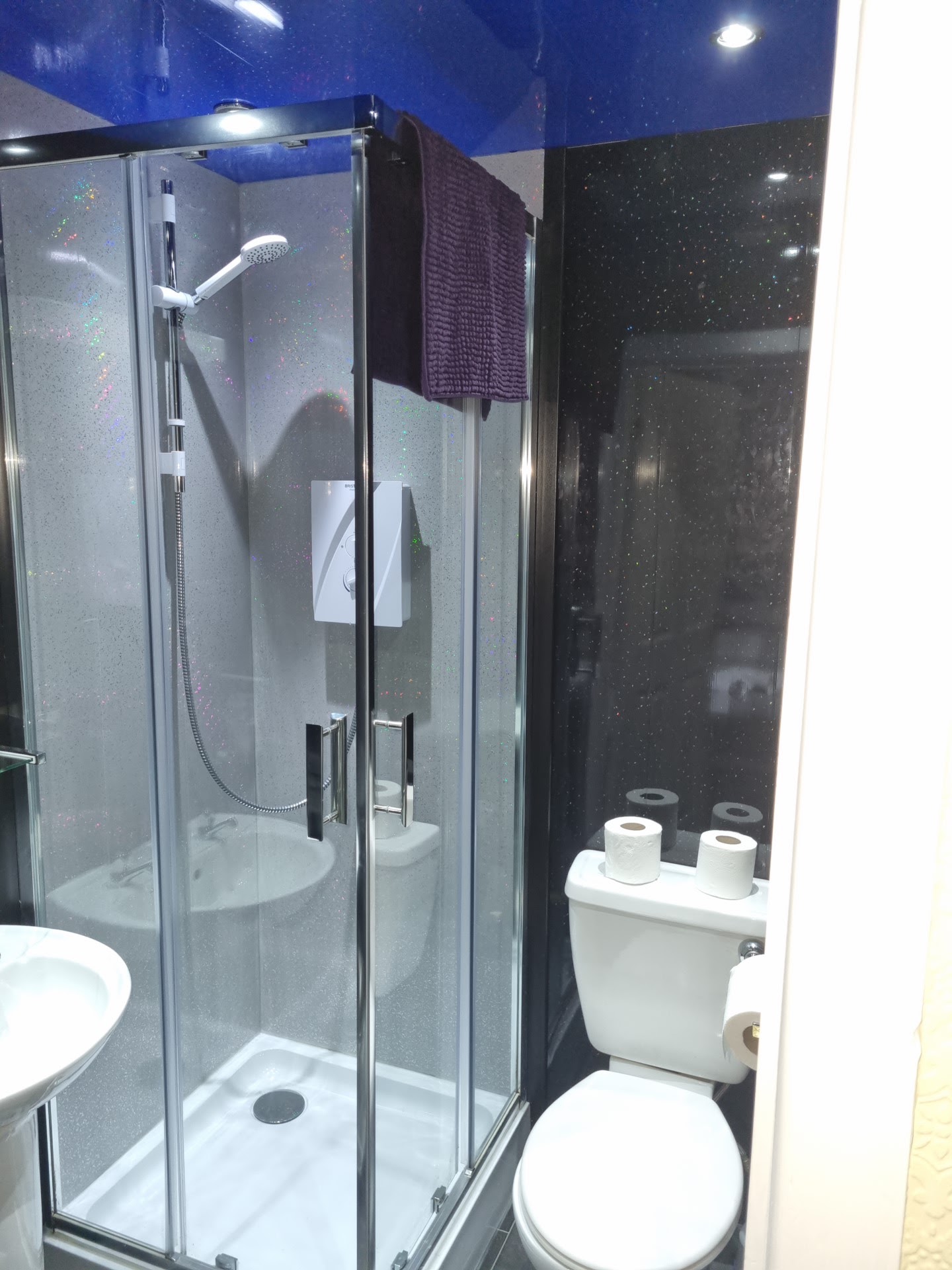 Modern en-suite shower room